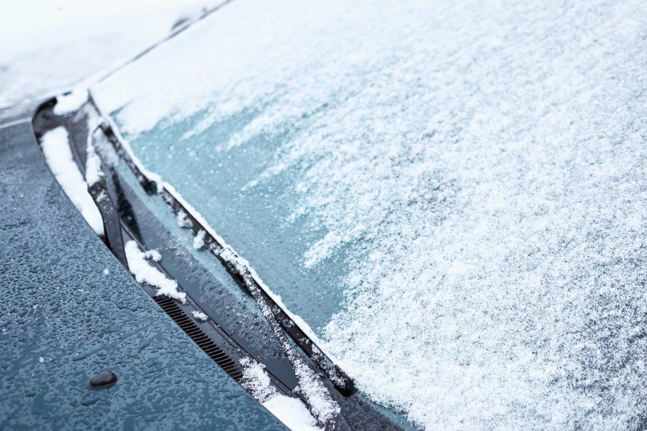 Bâche anti-givre sur le pare-brise pour protéger efficacement votre voiture en hiver.