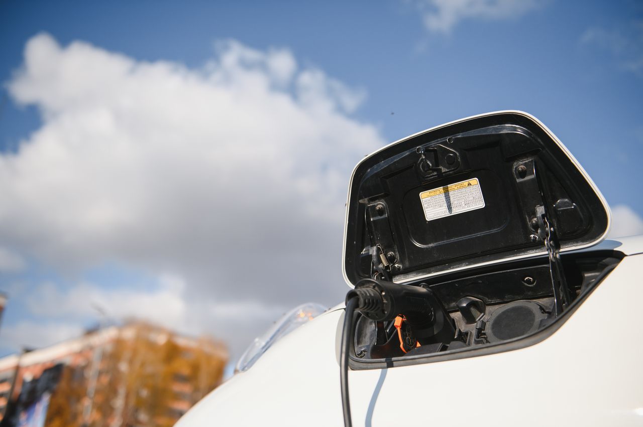 Atelier professionnel effectuant un remplacement de batterie haute tension sur une Renault Zoé, illustration de l’entretien auto électrique.