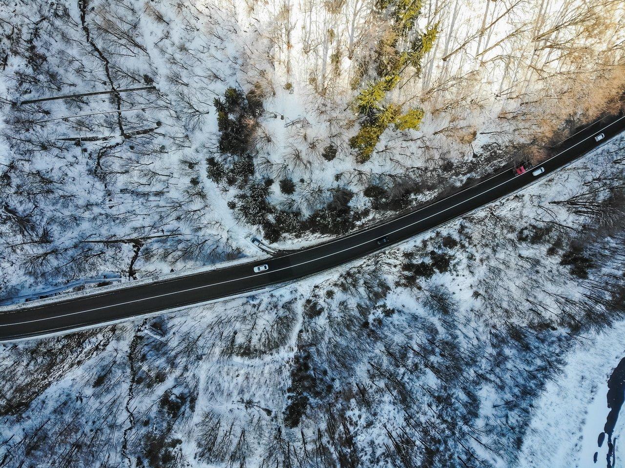 BMW Neue Klasse sur une route de montagne enneigée, idéale pour affronter l’hiver 2025-2026.