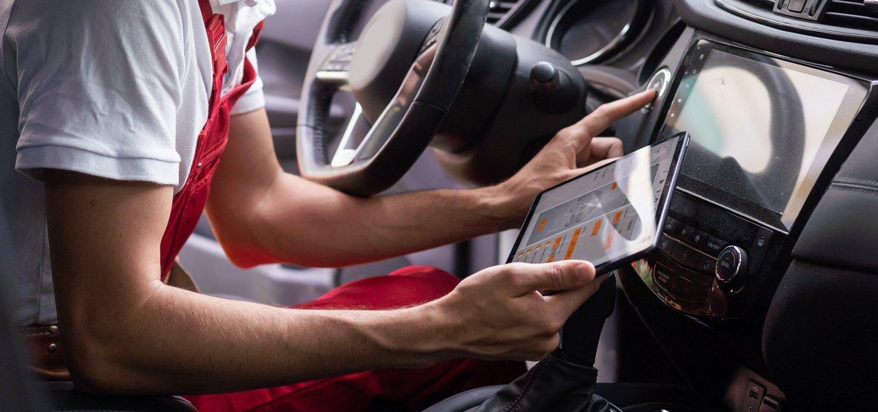 Boîtier Bluetooth OBD2 connecté sous le tableau de bord pour diagnostiquer facilement votre voiture moderne.