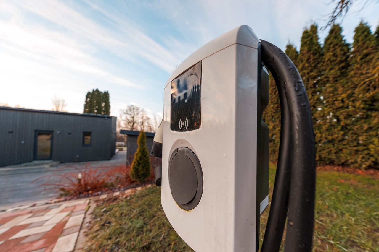Borne de recharge 7,4 kW installée dans garage résidentiel, charge domestique sécurisée et pratique pour véhicule électrique.