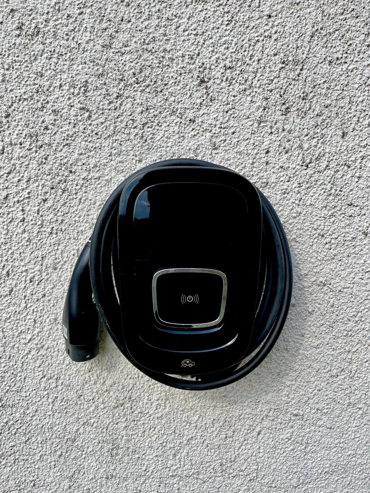 Borne de recharge domestique moderne pour voiture électrique, facilitant la recharge à domicile et optimisant les économies.