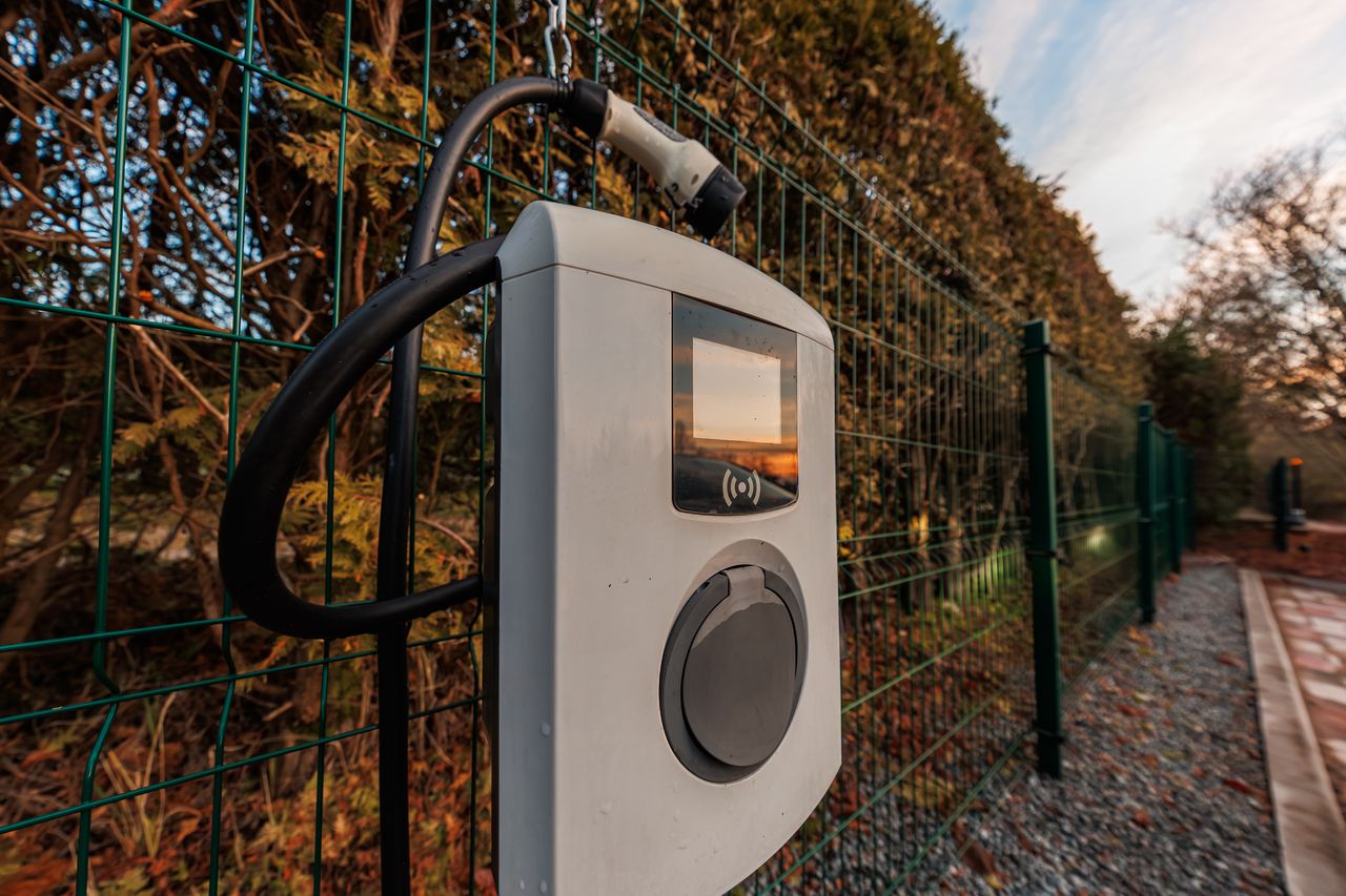 Borne de recharge 7,4 kW à domicile : quel budget prévoir en 2026 ?