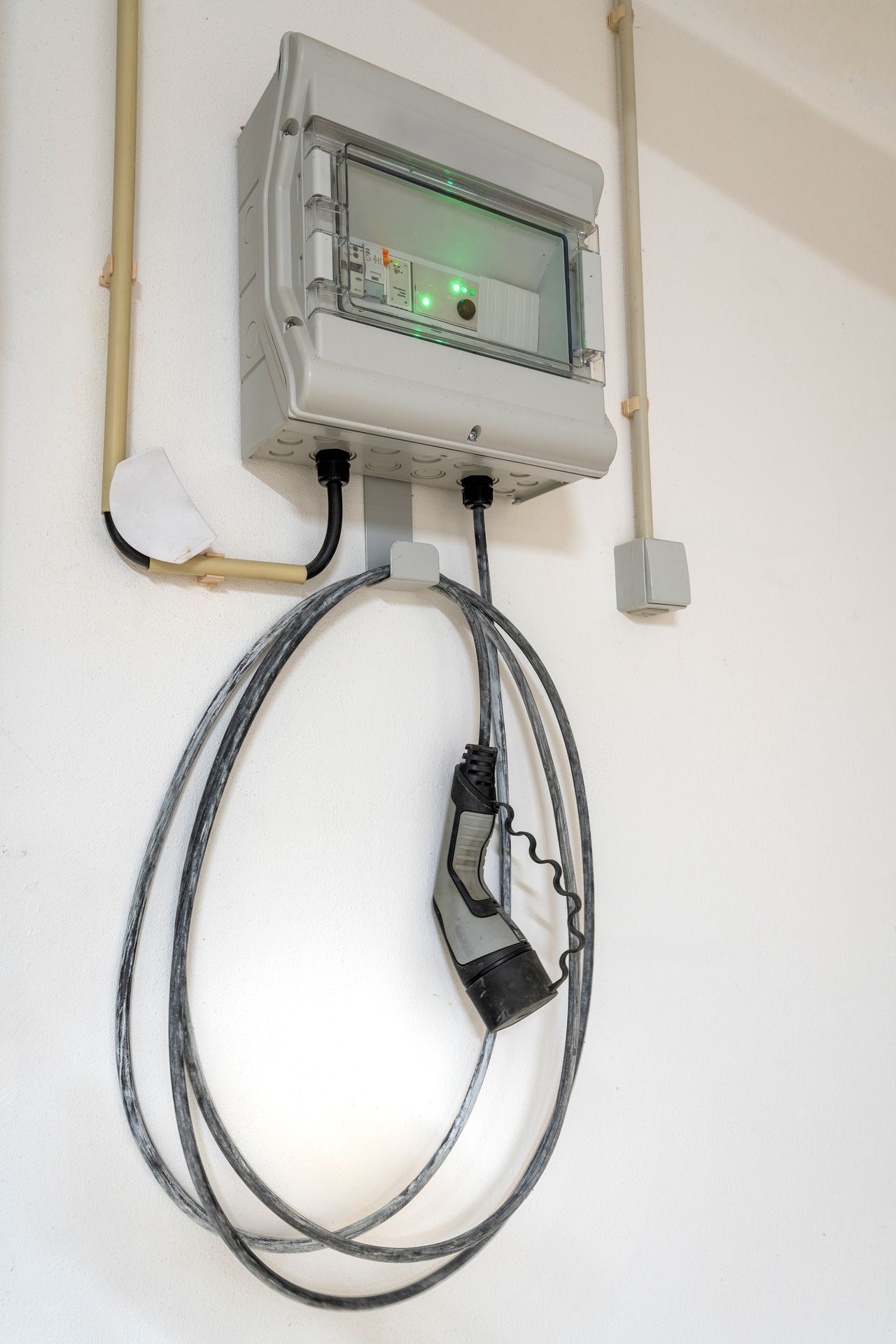 Borne de recharge en copropriété : budget 2026, aides et droit à la prise