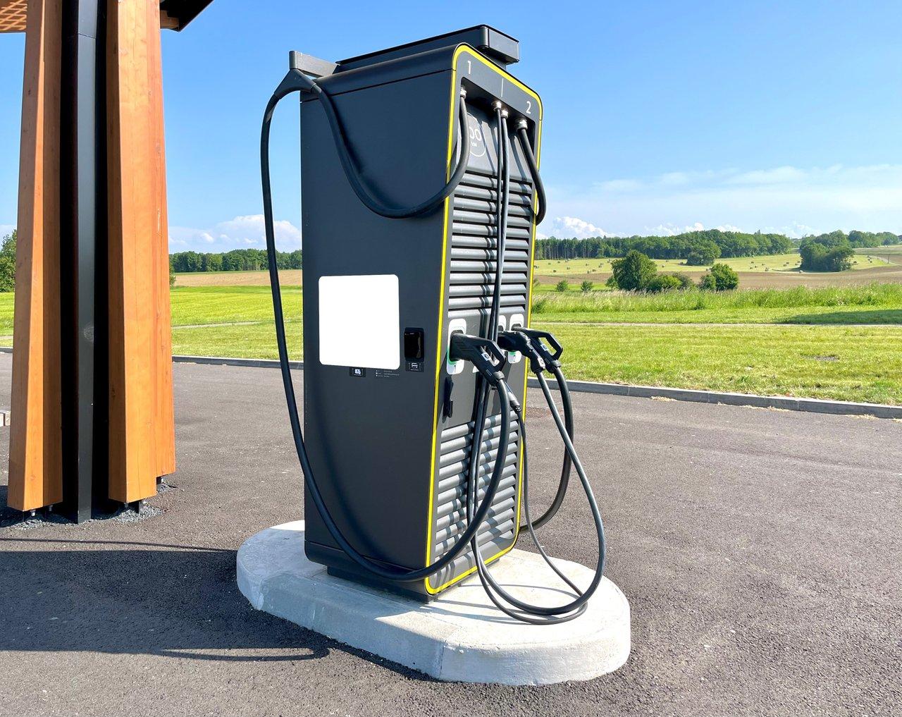 Borne de recharge rapide pour véhicules électriques urbains, essentielle pour une mobilité moderne et durable.