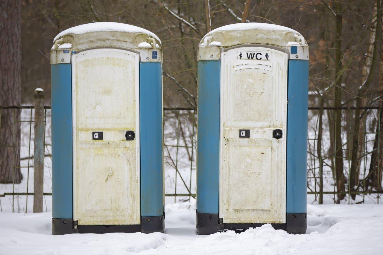 Cabine de toilette sèche portable pour van, alliant écologie, praticité et hygiène en mobilité.