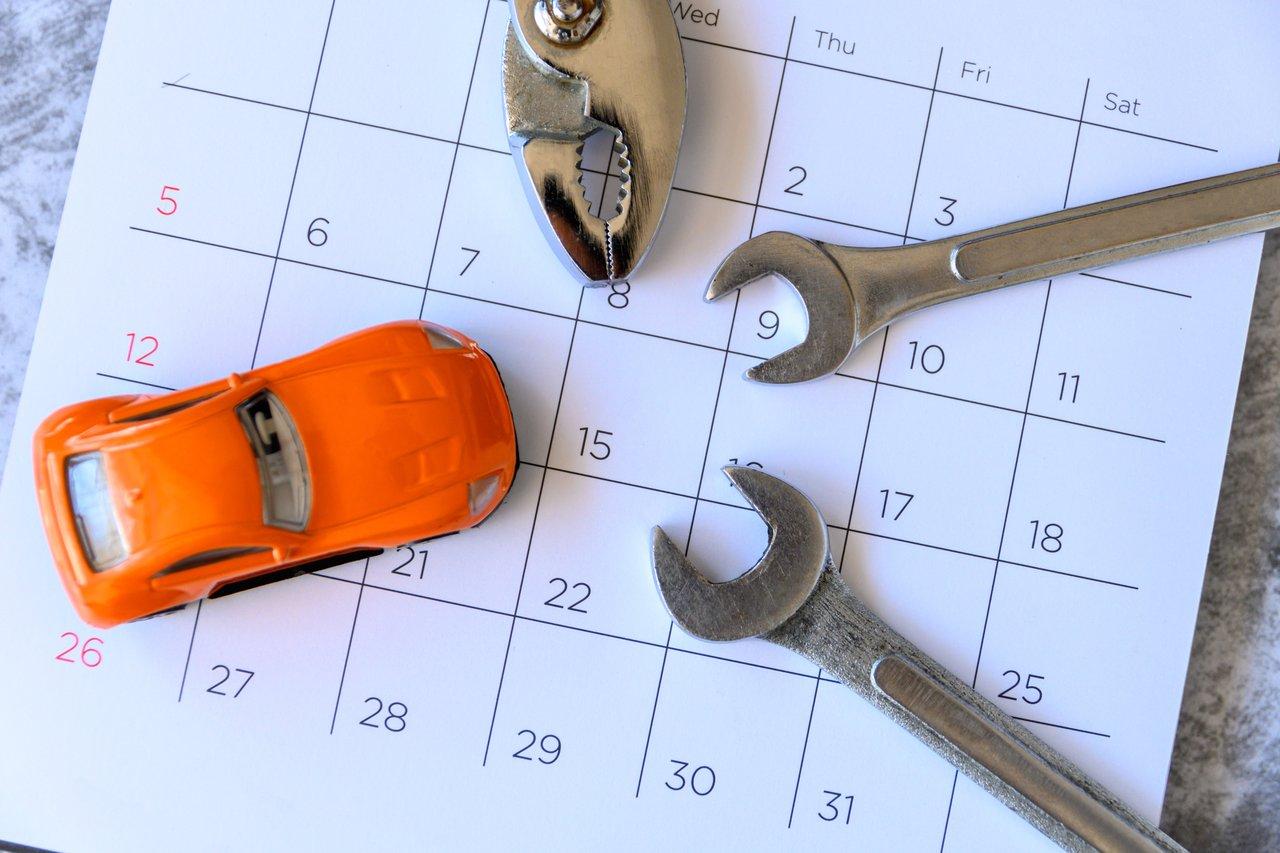Calculateur de maintenance auto en ligne dans un garage pour estimer le coût annuel d'entretien de votre voiture.