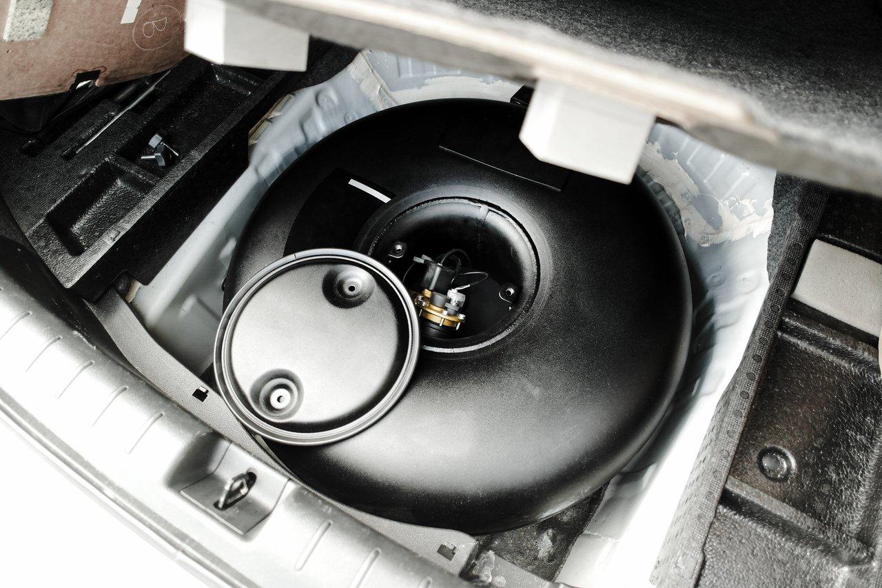 Camping-car équipé de bouteilles de gaz et panneaux solaires pour une autonomie énergétique optimale en nature.