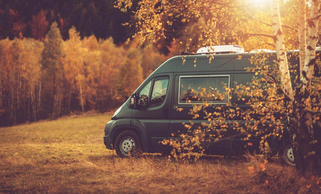 Camping-cars compacts en pleine nature lors d'une escapade automnale, parfaits pour découvrir la liberté en voyage.