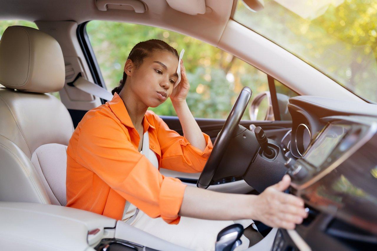 Capteur de détection de fatigue au volant affichant une alerte sur le tableau de bord, pour une conduite plus sûre.