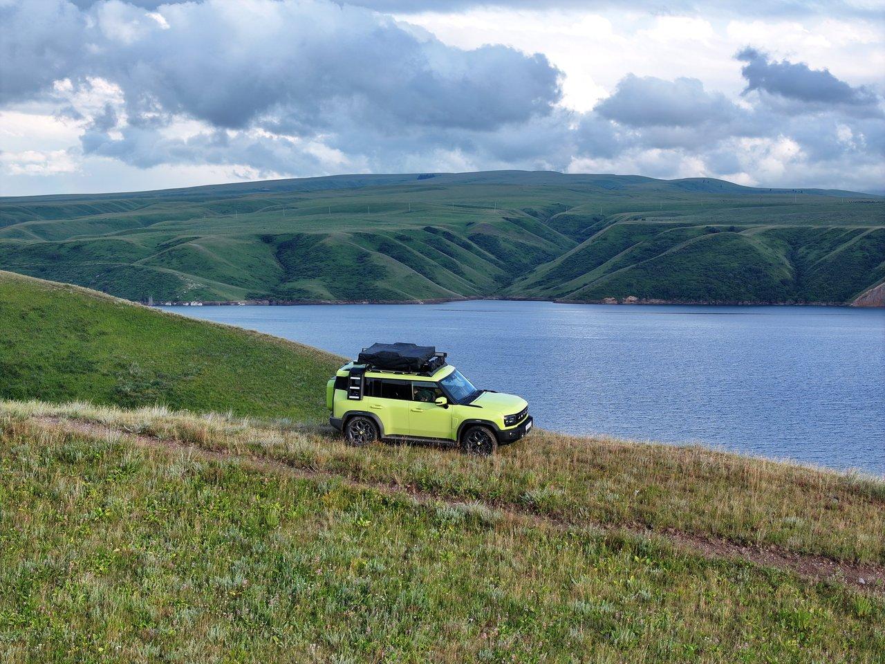 Caravane légère en pleine nature avec un SUV, idéale pour l'aventure et le camping en toute simplicité.
