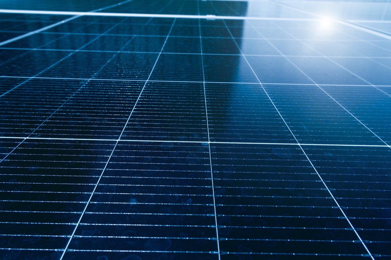 Carrosserie d'une voiture équipée de panneaux solar carbody intégrés pour une innovation énergétique durable.