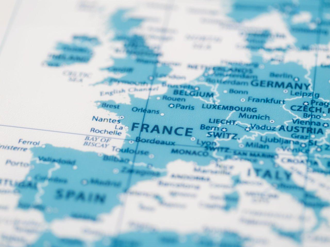 Carte des infrastructures de recharge électrique et hydrogène en France, révélant zones couvertes et manquantes.
