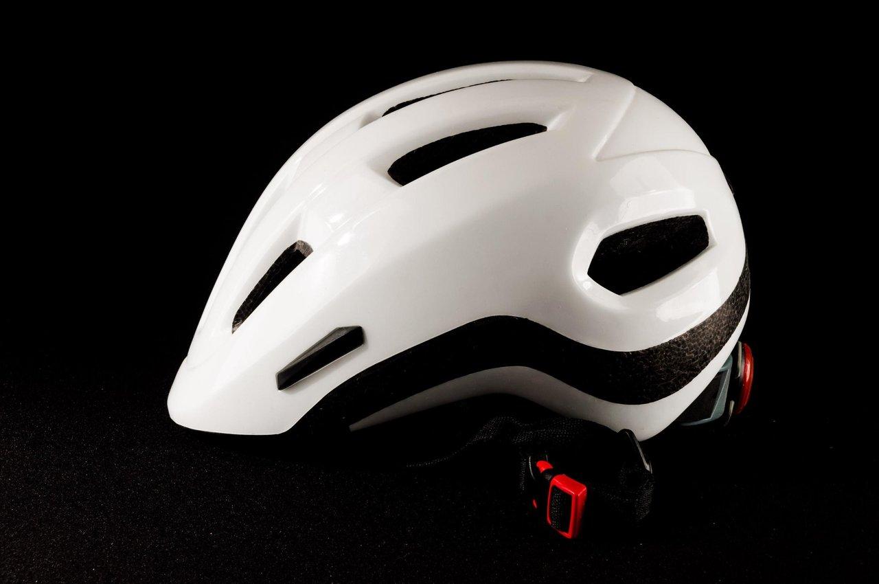 Casque vélo moderne avec technologie MIPS, ventilation optimisée et éclairage LED pour la sécurité urbaine.