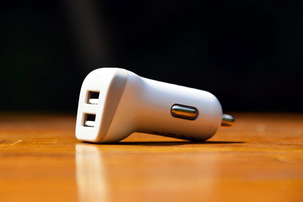 Chargeur USB-C allume-cigare en alliage d'aluminium avec indication LED pour une utilisation nocturne pratique.