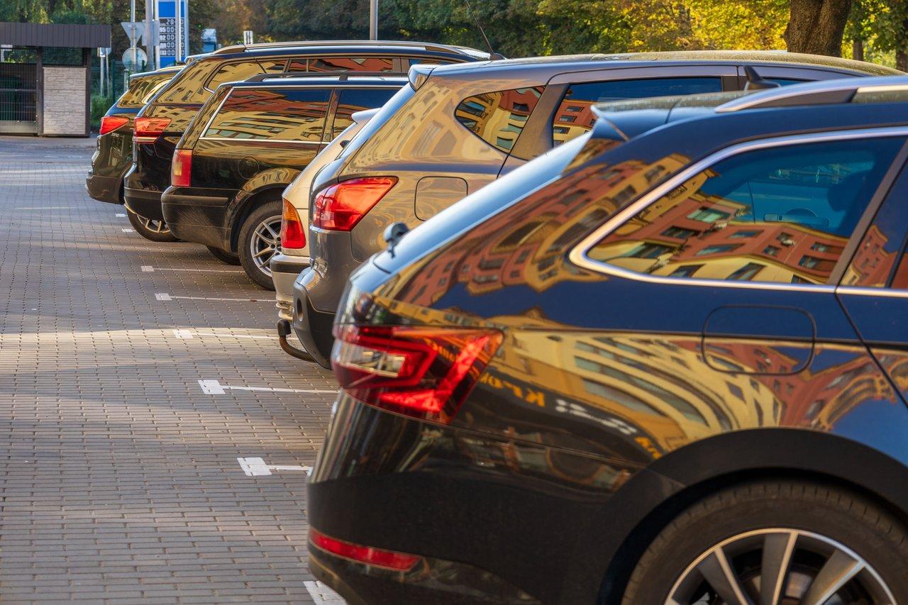 Cinq voitures compactes automatiques en milieu urbain, idéales pour jeunes actifs en 2026.