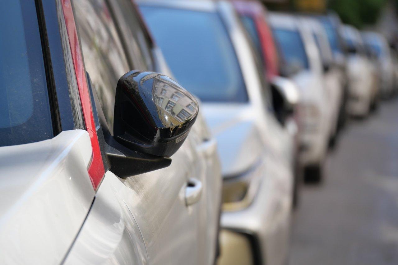 Citadines essence récentes garées en ville, illustrant l’économie et la praticité des compact city cars parked en milieu urbain.