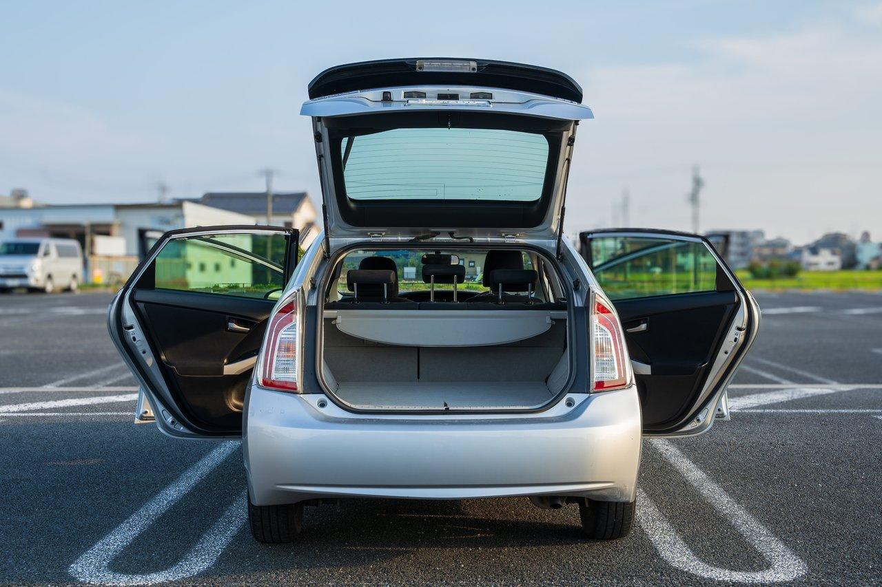 Compact minivan avec portes coulissantes ouvertes, idéal pour la vie urbaine en 2025.