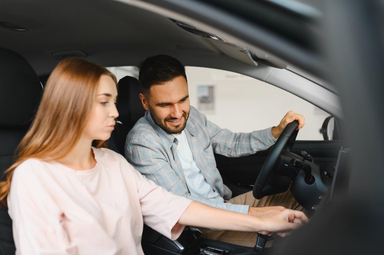 Comparaison de devis d’assurance auto hybride avec graphiques de prix, illustrant les coûts en 2026.