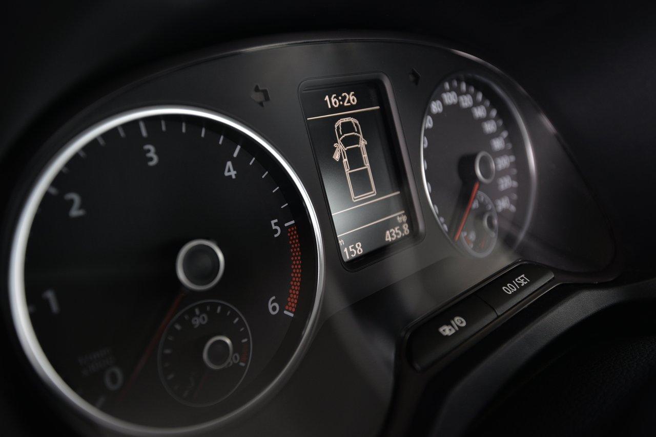 Comparaison des tableaux de bord des voitures hybrides Peugeot 208 et Renault Clio, avec affichages numériques et instruments modernes.