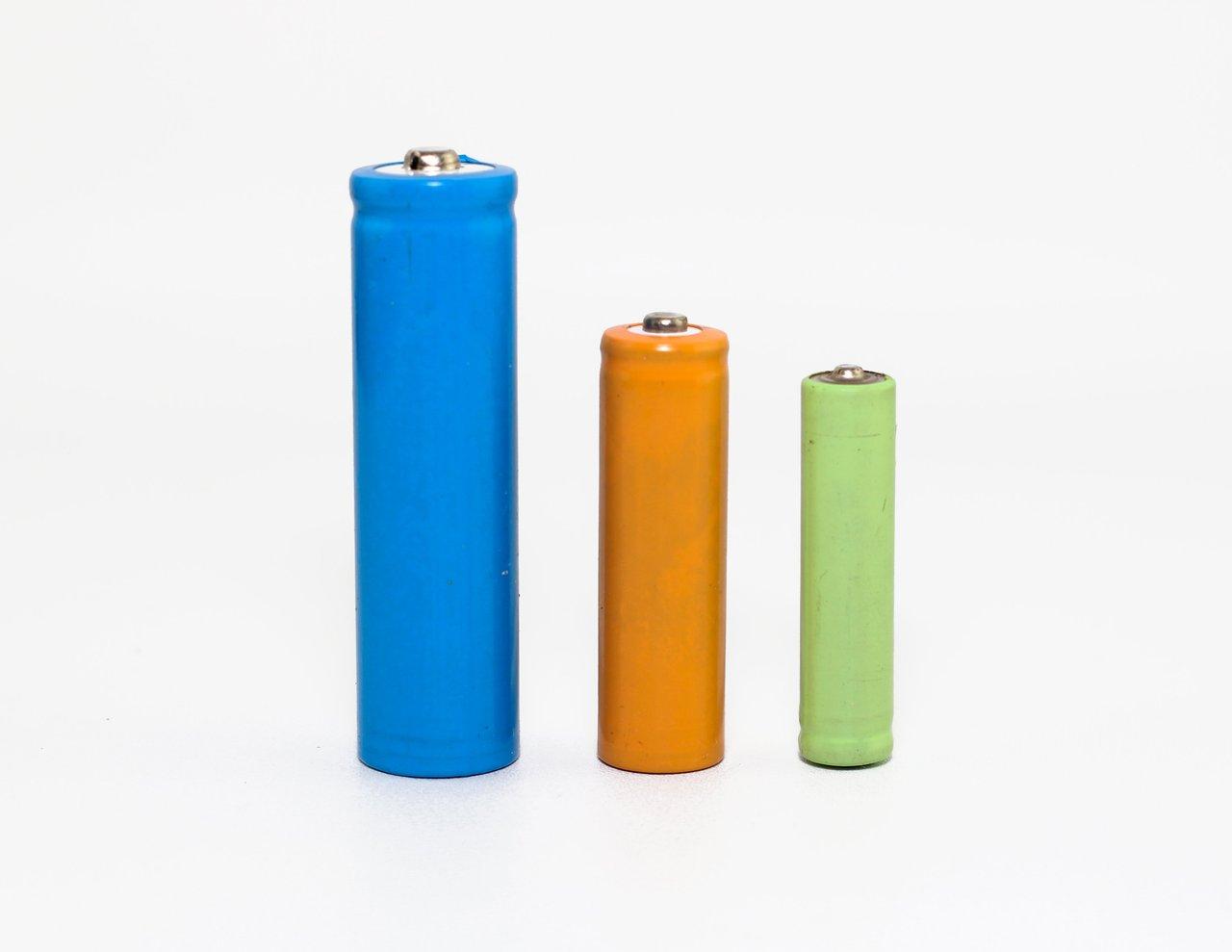 Comparaison des technologies de batteries lithium-ion classiques et nouvelles batteries lithium-soufre pour les véhicules propres en 2025.