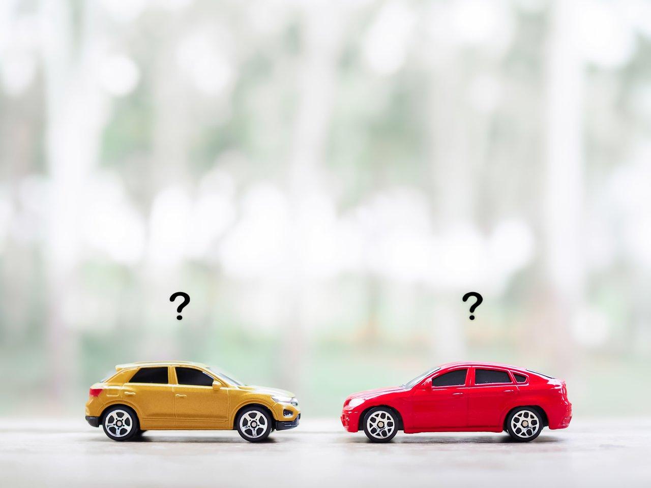 Comparaison entre assurance auto pour voitures neuves et anciennes, illustrant leurs protections distinctes.