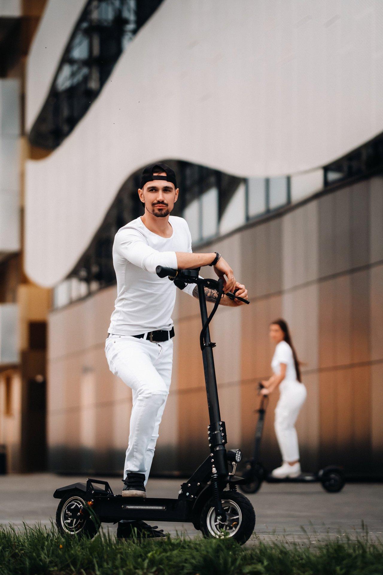 Comparaison entre un electric bike rider et un electric scooter urbain dans la dynamique des déplacements en ville.
