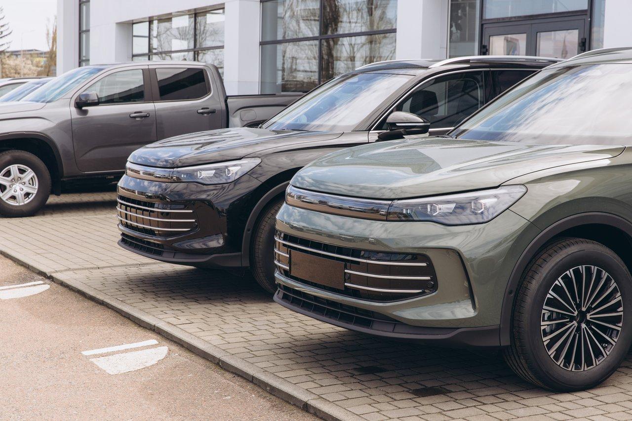 Comparaison entre voitures électriques modernes et SUV lourds face aux malus écologiques 2025.