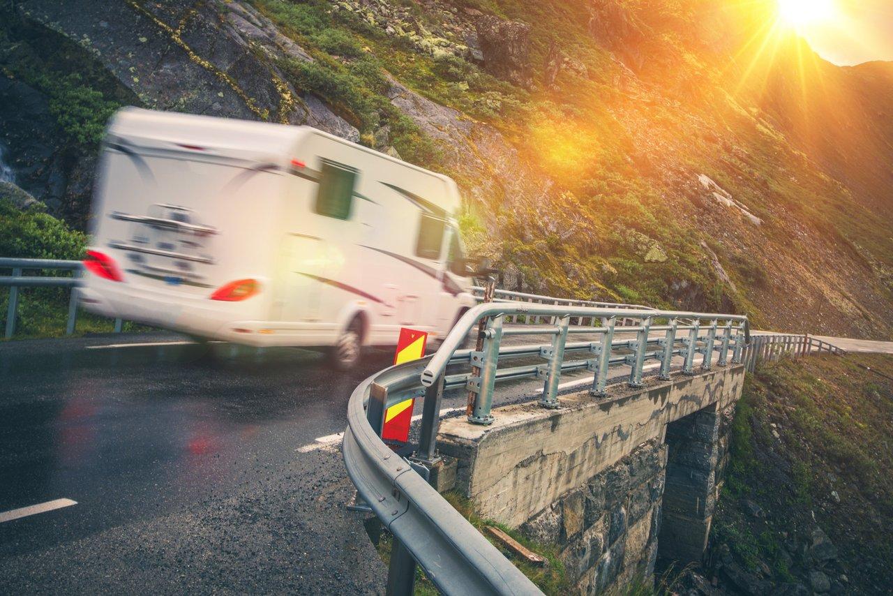 Comparaison visuelle des critères influençant les tarifs d'assurance pour caravanes et camping-cars lors d'une escapade en motorhome.