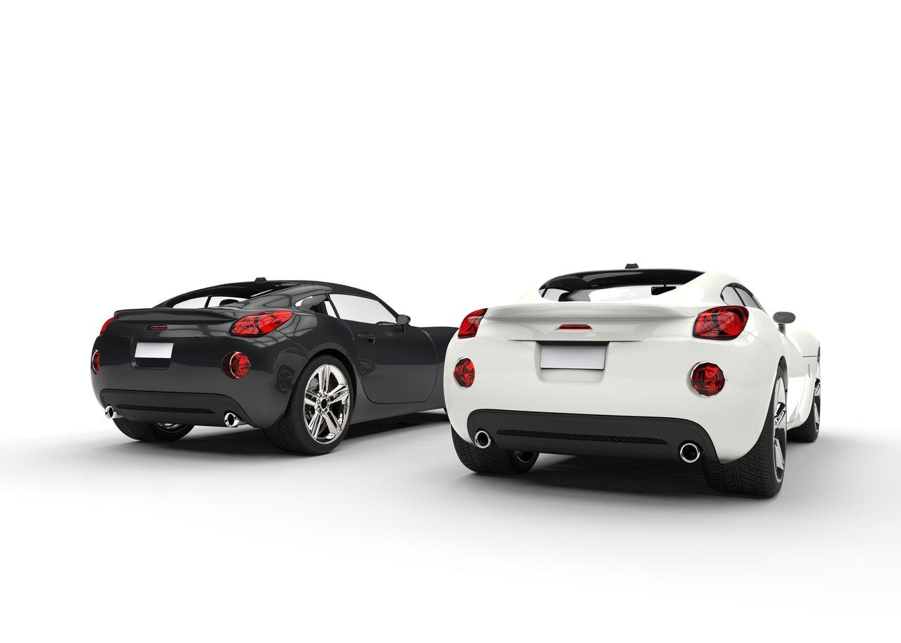 Comparaison visuelle entre une coupe sportive élégante et une berline dynamique pour un plaisir quotidien.