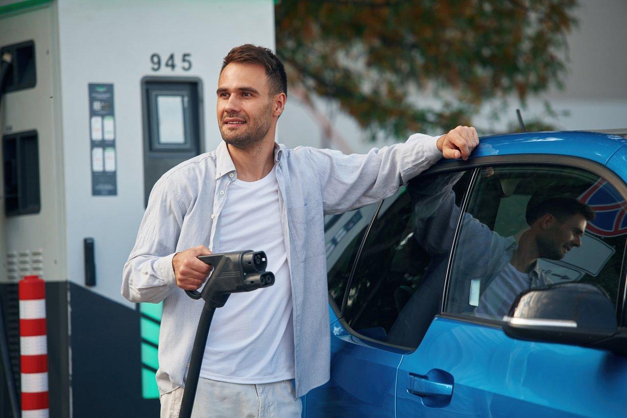 Comparaison visuelle entre une voiture électrique urbaine et un diesel en environnement citadin, illustrant le débat écologique.