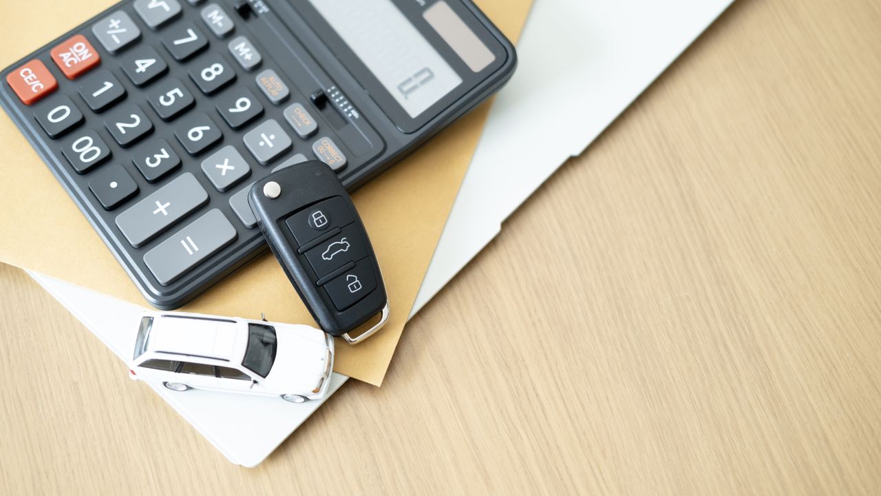 Comparatif de crédit auto : clés de voiture, dossier de prêt et calculatrice pour choisir la meilleure offre.