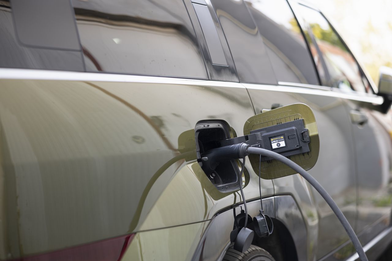 Comparatif de SUV compacts hybrides rechargeables branchés à une borne de recharge, mobilité électrique et économie d'énergie.