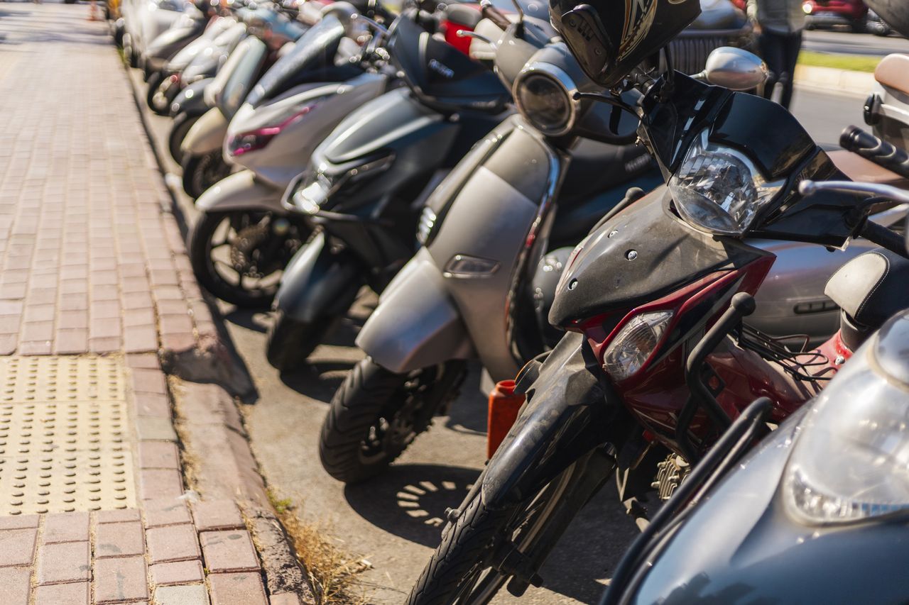 Comparatif motos et scooters électriques 125 cm³ en milieu urbain : parking, mobilité électrique et transport quotidien
