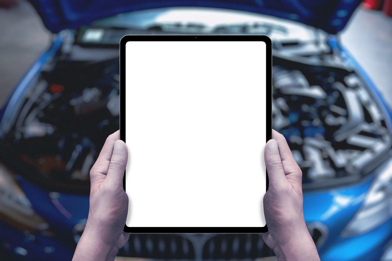 Conducteur consultant ses garanties d’assurance automobile sur une tablette pour choisir ses options de protection.