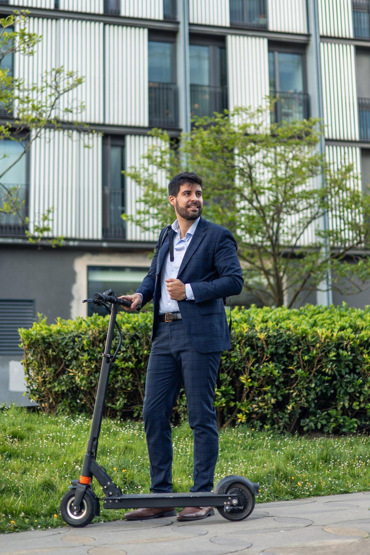 Conférence sur la mobilité durable lors de l'Equip Auto 2025, avec un entrepreneur promouvant la mobilité électrique urbaine.