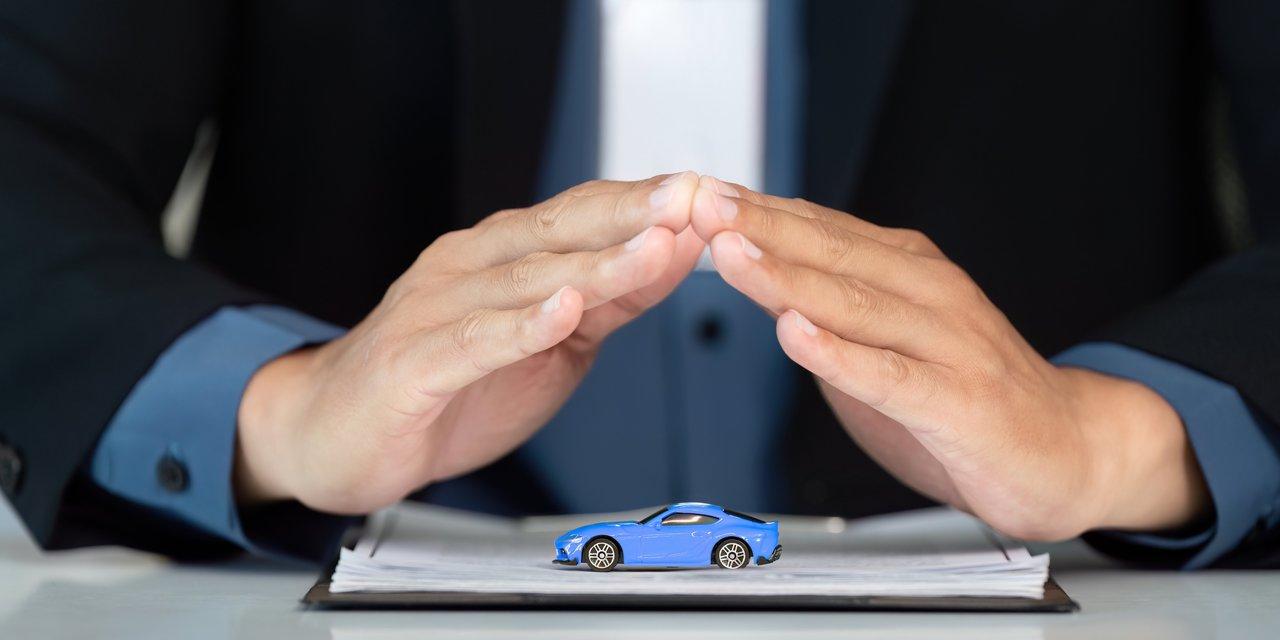 Consultation sur l'assurance du conducteur secondaire lors d'une réunion professionnelle avec un assureur.