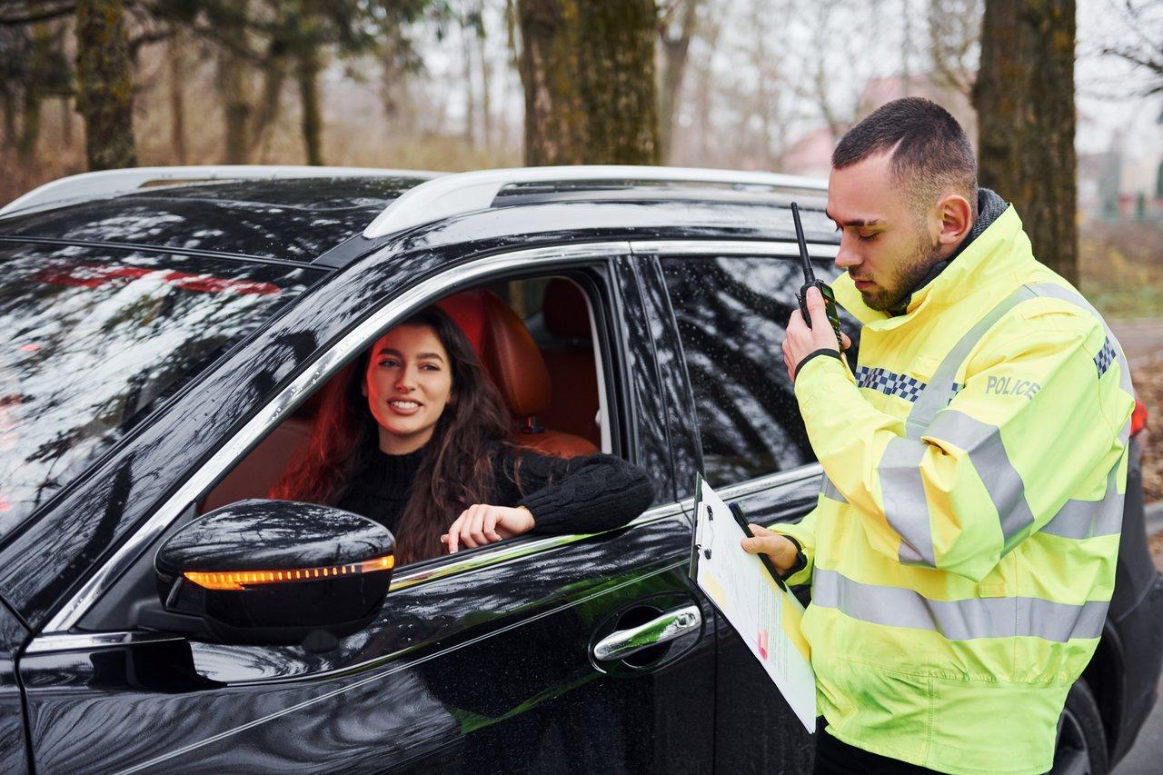 Contrôle d’alcoolémie routier avec éthylomètre lors d’un roadside breathalyzer test en journée.