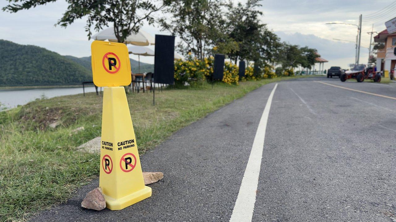 Contrôle de la police routière : conducteur respectant les règles lors d’un checkpoint de traffic police.