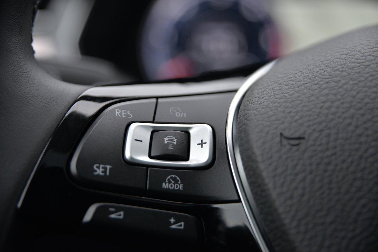 Contrôle des dispositifs de sécurité routière sur le tableau de bord d'une voiture, notamment le régulateur, limiteur et aide au freinage.