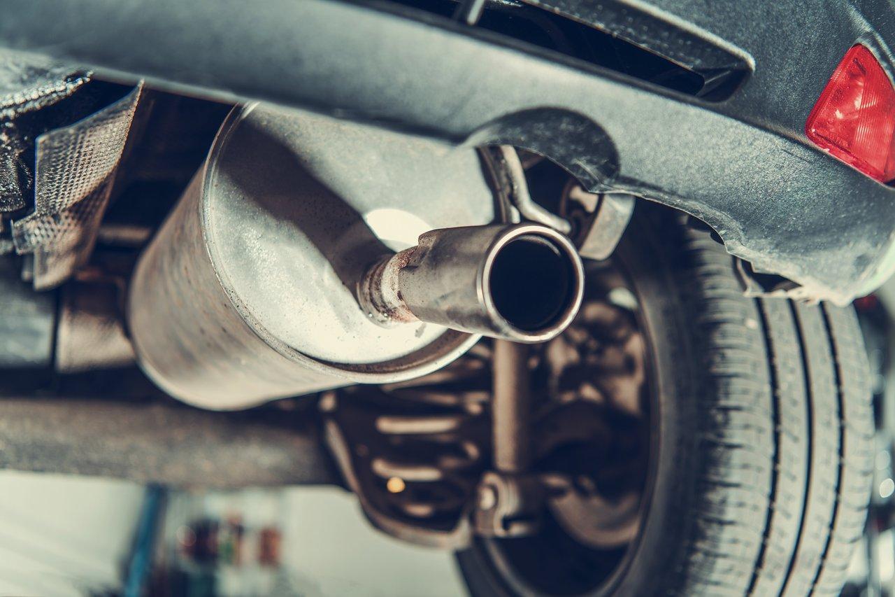 Contrôle des émissions polluantes en test automobile, essentiel pour respecter la réglementation et éviter sanctions.