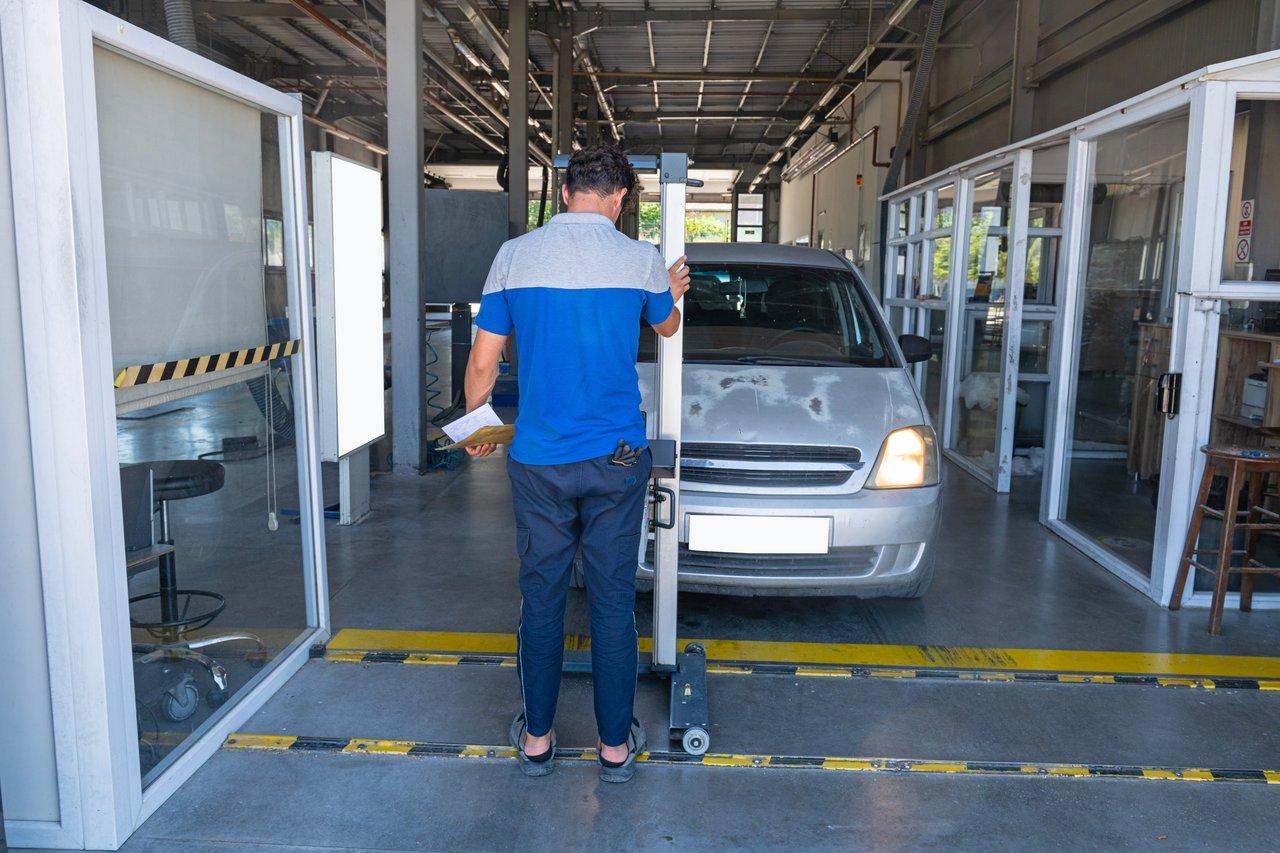 Contrôle d'homologation d’un véhicule modifié dans un centre technique de la DREAL, station d’inspection automobile.