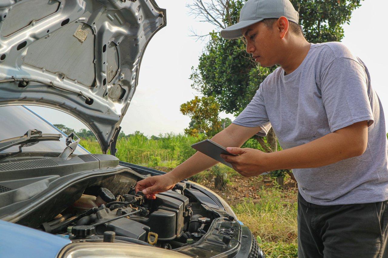 Contrôle d’un véhicule avant départ en fin d’été : vérification des liquides, pneus et feux pour une car maintenance summer check efficace.