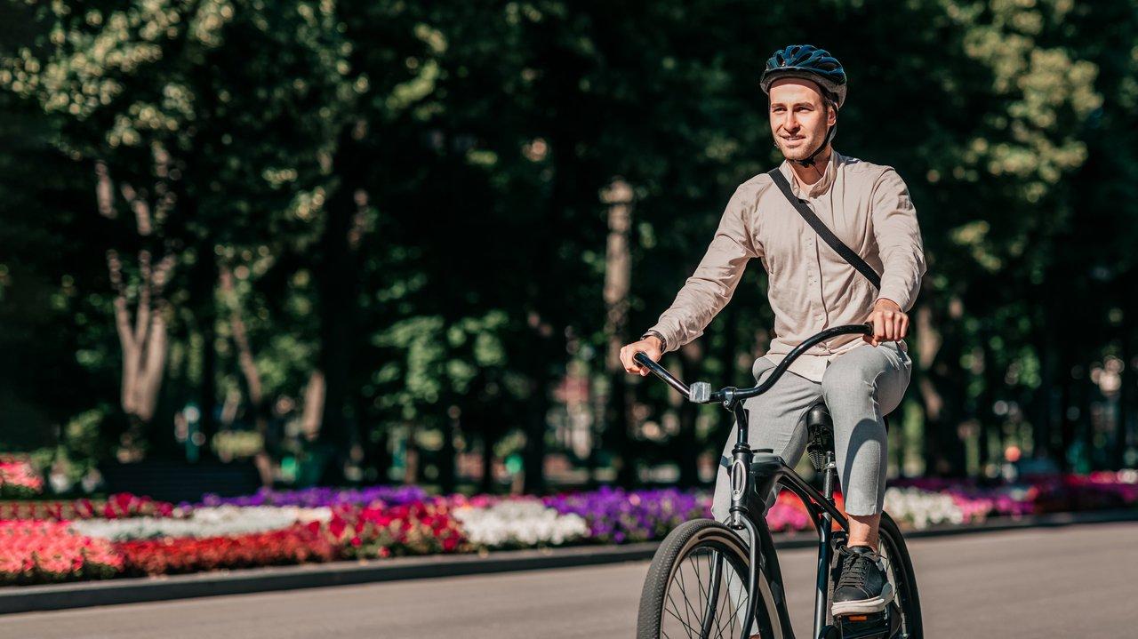 Cycliste urbain sur une rue piétonne animée, illustrant la mobilité douce en centre-ville.