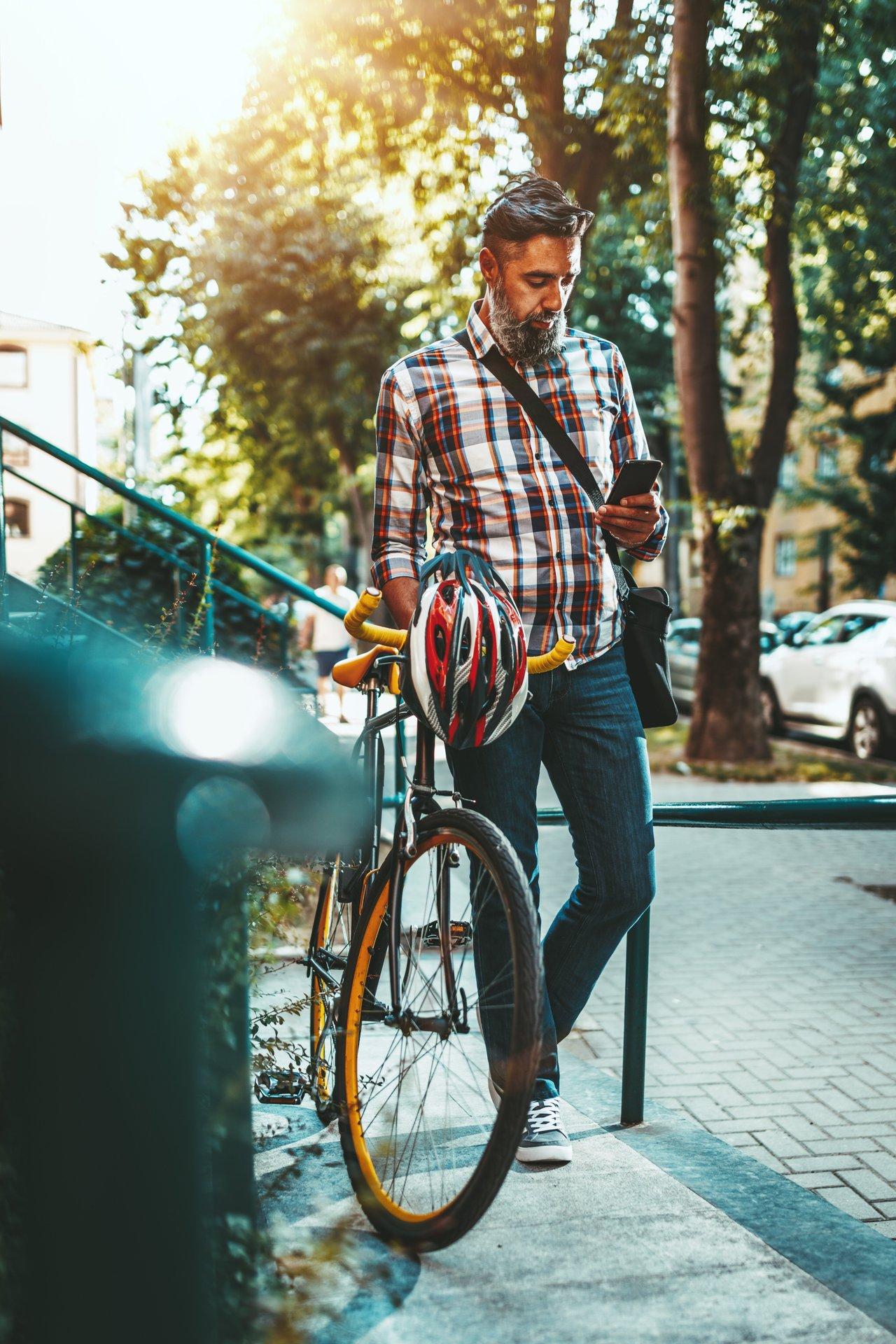 Cyclistes utilisant une application mobile de guidage sur des pistes cyclables sécurisées en milieu urbain.