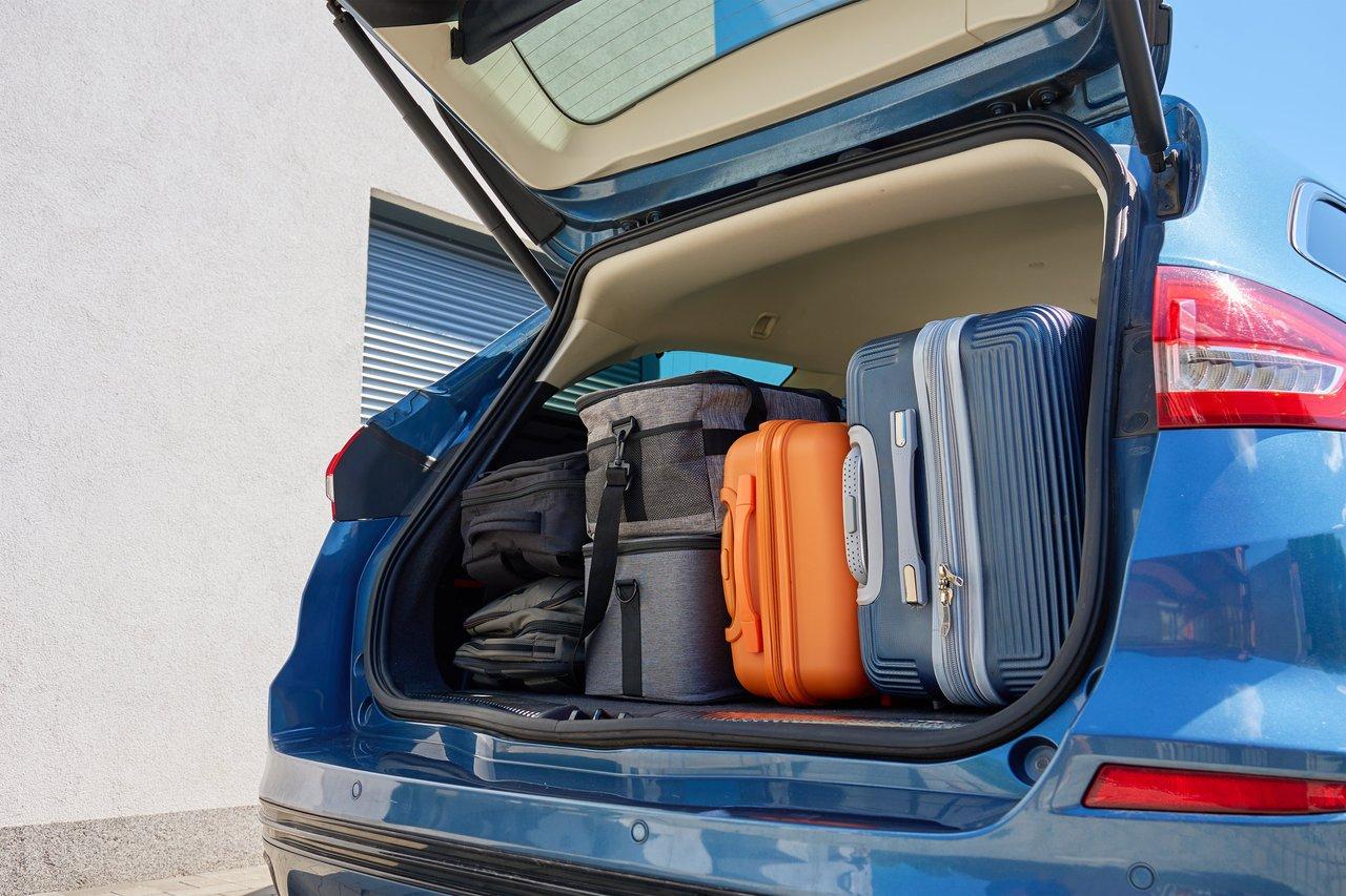 Dacia Bigster, un compact family SUV urbain, avec un coffre spacieux chargé pour un voyage en famille.