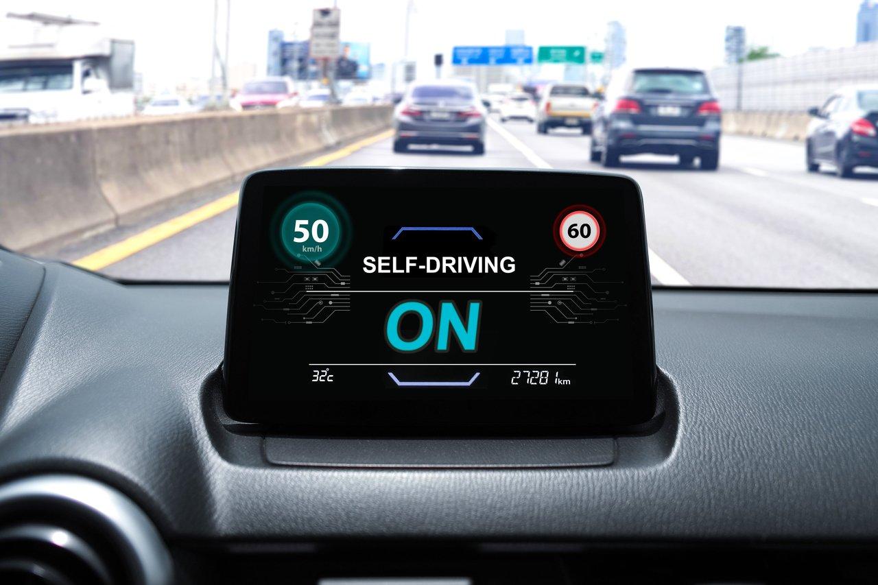 Dashcam installée derrière le rétroviseur avec affichage GPS, essentielle pour la sécurité routière en France.