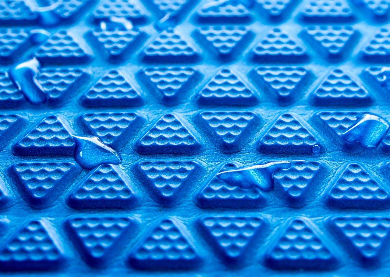 Détail d’un tapis de voiture en caoutchouc, parfaitement ajusté pour une protection optimale de l’habitacle.