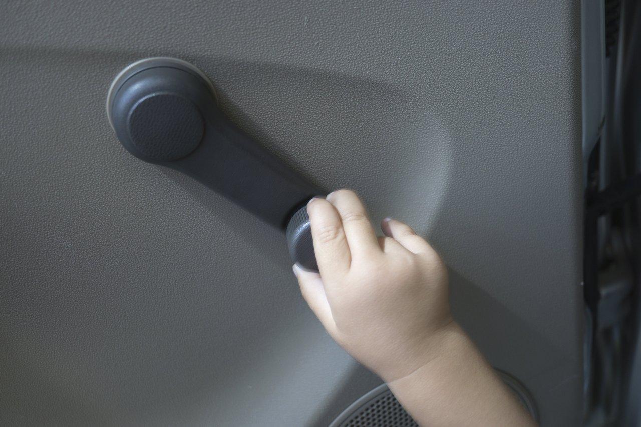 Détail d'une manivelle de fenêtre mécanique pour voiture, pratique pour ouvrir ou fermer une car window crank.