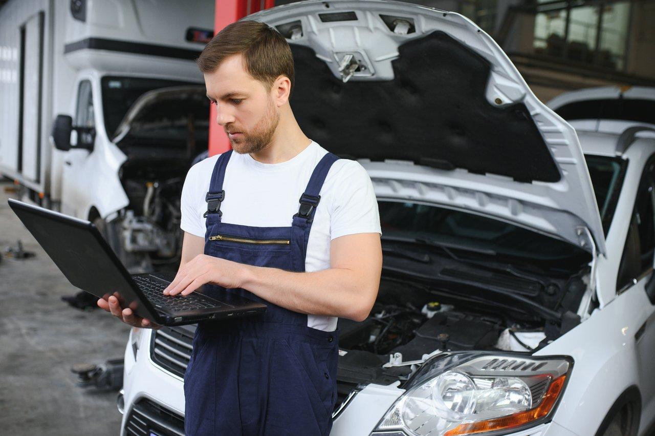 Diagnostic professionnel de transmission avec équipements modernes dans un atelier spécialisé.
